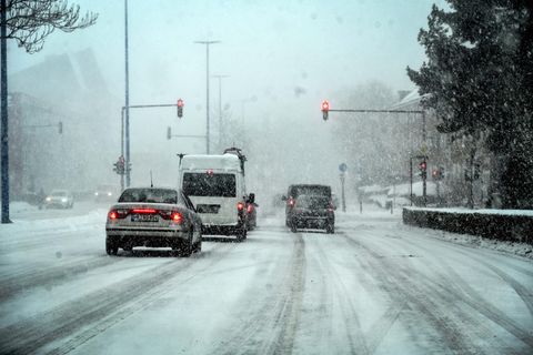So sieht das Winter-Wetter 2026 aus: Eine Straße im Schnee
