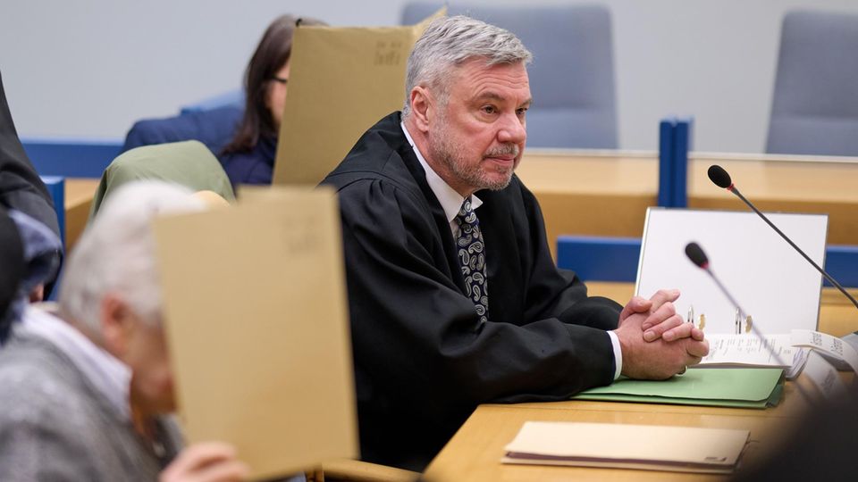 Fall Attendorn: Zwei Personen verbergen im Gerichtssaal ihre Gesichter hinter Akten