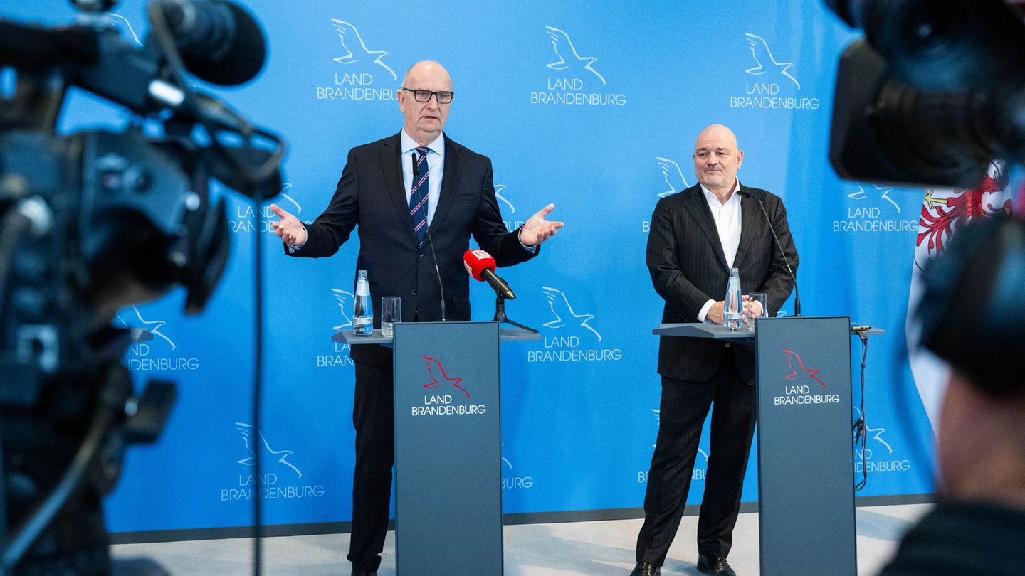 Brandenburgs Ministerpräsident Dietmar Woidke (SPD) und Finanzminister Robert Crumbach (parteilos) kritisieren das BSW. (Archivb