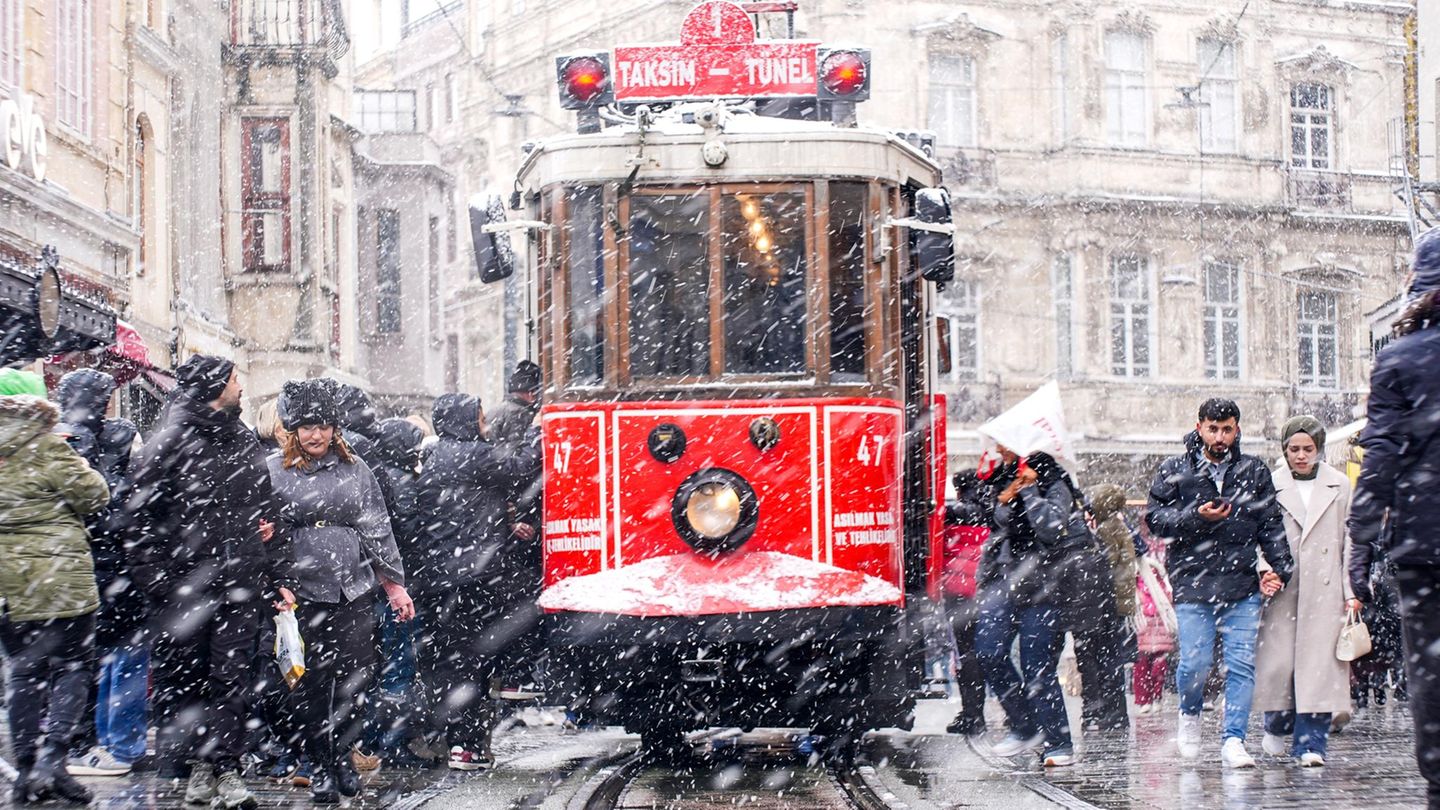 Ein ungewohnt winterliches Bild aus der türkischen Millionenstadt Istanbul: Mitten im dichten Schneetreiben drängeln Passagiere sich in eine Straßenbahn