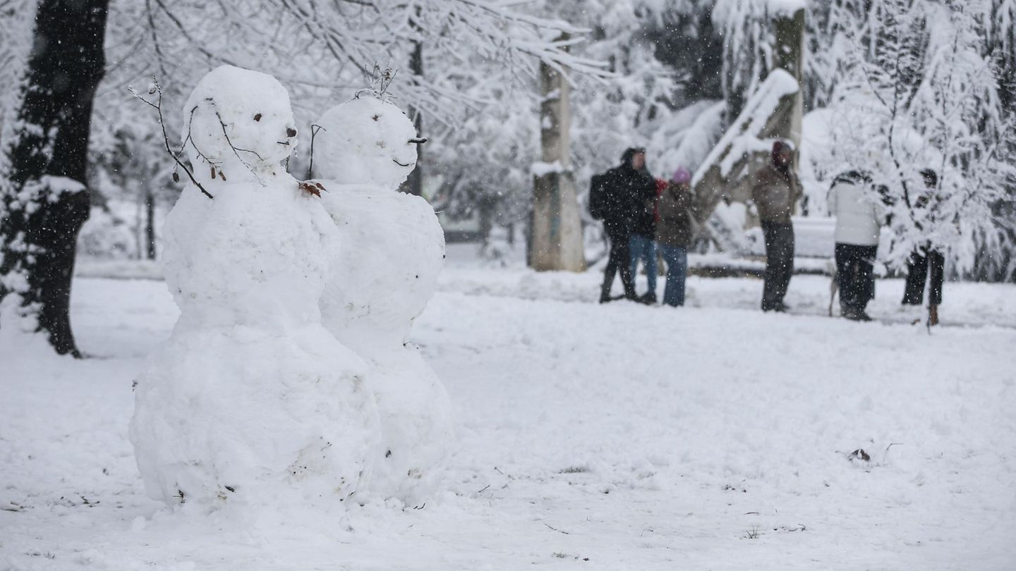 Auch die serbische Hauptstadt ist in weiß gehüllt. Zwei Schneemänner – bzw. Schneefrauen – begrüßen Spaziergänger in einem Park