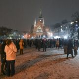 Singen wärmt auf! An einem kalten und verschneiten Abend versammeln sich Menschen auf dem Marktplatz vor der historischen Josefskirche in Krakau, um gemeinsam Lieder zu singen