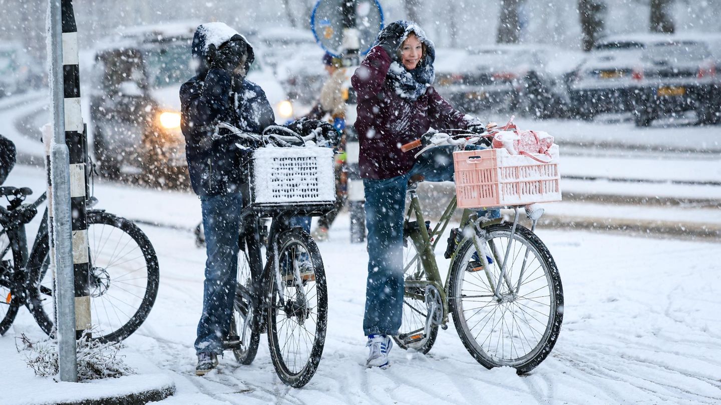 Achtung, Rutschgefahr! Starker Schneefall und Glätte auf den Straßen hält die Niederländer nicht vom Fahrradfahren ab