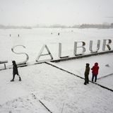 Auch in der Hauptstadt der spanischen Autonomen Region Baskenland ist alles weiß. Die Menschen sind in ihre Jacken gehüllt – oder spielen im Schnee