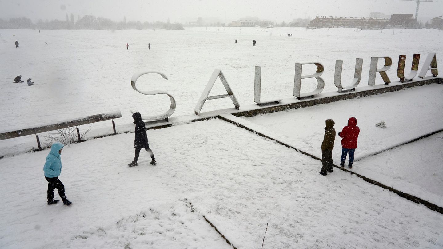 Auch in der Hauptstadt der spanischen Autonomen Region Baskenland ist alles weiß. Die Menschen sind in ihre Jacken gehüllt – oder spielen im Schnee