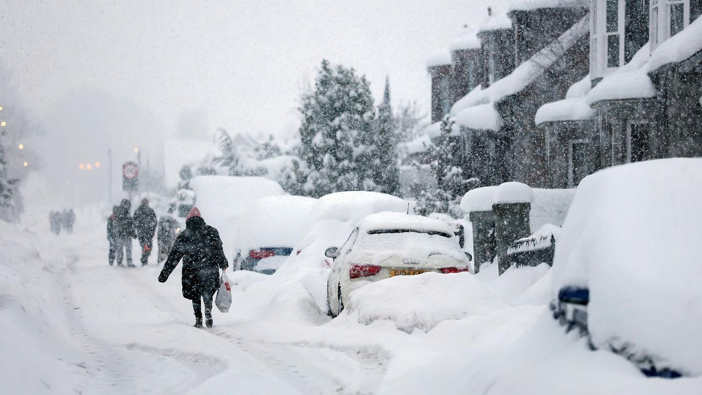Das Winterwetter fegt weiterhin über Großbritannien hinweg. In dieser schottischen Ortschaft sind die Autos teilweise vom Schnee begraben