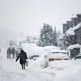 Das Winterwetter fegt weiterhin über Großbritannien hinweg. In dieser schottischen Ortschaft sind die Autos teilweise vom Schnee begraben