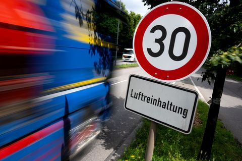 Wegen zu hoher Stickstoffdioxidwerte dürfen Autos an der Landshuter Alle nicht schneller als 30 Kilometer pro Stunde fahren. (Sy