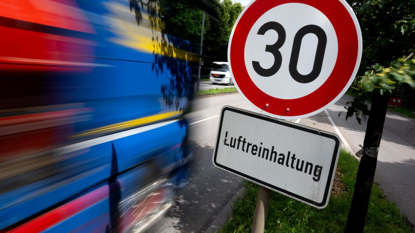Wegen zu hoher Stickstoffdioxidwerte dürfen Autos an der Landshuter Alle nicht schneller als 30 Kilometer pro Stunde fahren. (Sy
