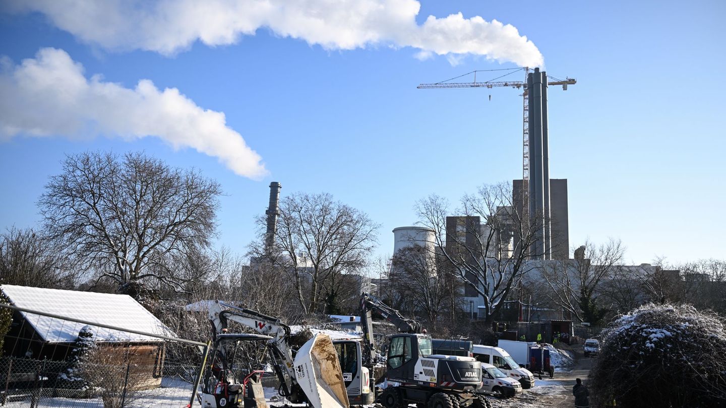 Der Brandanschlag traf wichtige Stromkabel nahe dem Kraftwerk Lichterfelde. Foto: Britta Pedersen/dpa