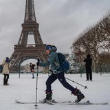 Paris, Frankreich. Eigentlich zieht es die Franzosen zum Skifahren in Richtung Alpen, dieser Tage lässt sich aber auch in der Hauptstadt Wintersport treiben. Auf den schneebedeckten und glatten Gehwegen ist die Fortbewegung auf Skiern wohl sicherer als zu Fuß