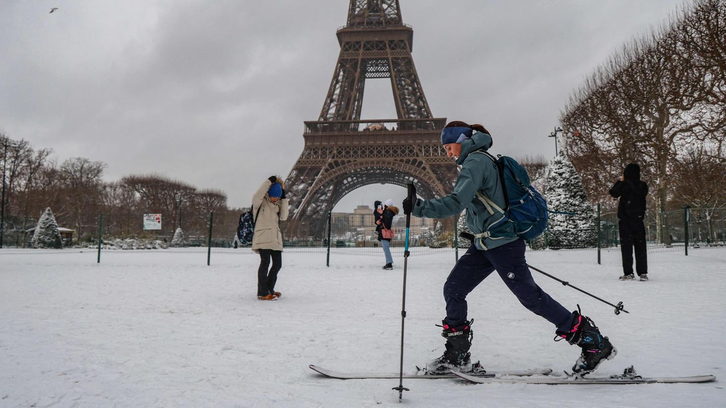 Paris, Frankreich. Eigentlich zieht es die Franzosen zum Skifahren in Richtung Alpen, dieser Tage lässt sich aber auch in der Hauptstadt Wintersport treiben. Auf den schneebedeckten und glatten Gehwegen ist die Fortbewegung auf Skiern wohl sicherer als zu Fuß