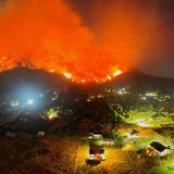 Chubut, Argentinien. In Europa schneit es, in Südamerika brennt es. Diese Drohnenaufnahme zeigt Flammen und Rauch, die aus Bäumen in El Hoyo in der patagonischen Provinz Chubut aufsteigen. Dort hat sich ein Waldbrand ausgebreitet