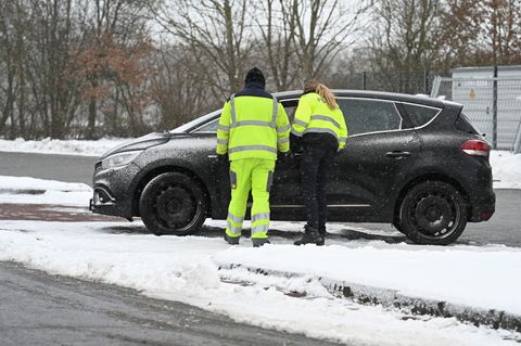 Ein Passant hat in einem Auto einem Rastplatz an der Autobahn 28 eine Leiche entdeckt. Foto: Lars Penning/dpa