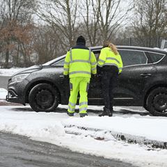 Ein Passant hat in einem Auto einem Rastplatz an der Autobahn 28 eine Leiche entdeckt. Foto: Lars Penning/dpa