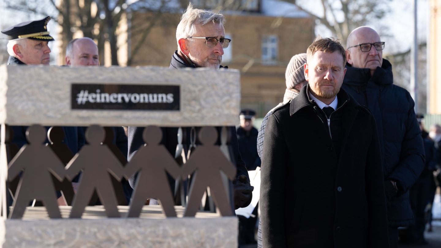 Die Regierungschefs von Sachsen und Brandenburg, Michael Kretschmer und Dietmar Woidke, gedenken des in Lauchhammer getöteten Po