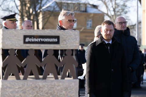 Die Regierungschefs von Sachsen und Brandenburg, Michael Kretschmer und Dietmar Woidke, gedenken des in Lauchhammer getöteten Po