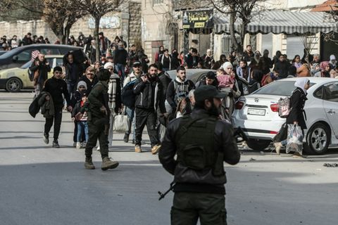 Menschen fliehen aus dem kurdischen Viertel Aschrafijeh