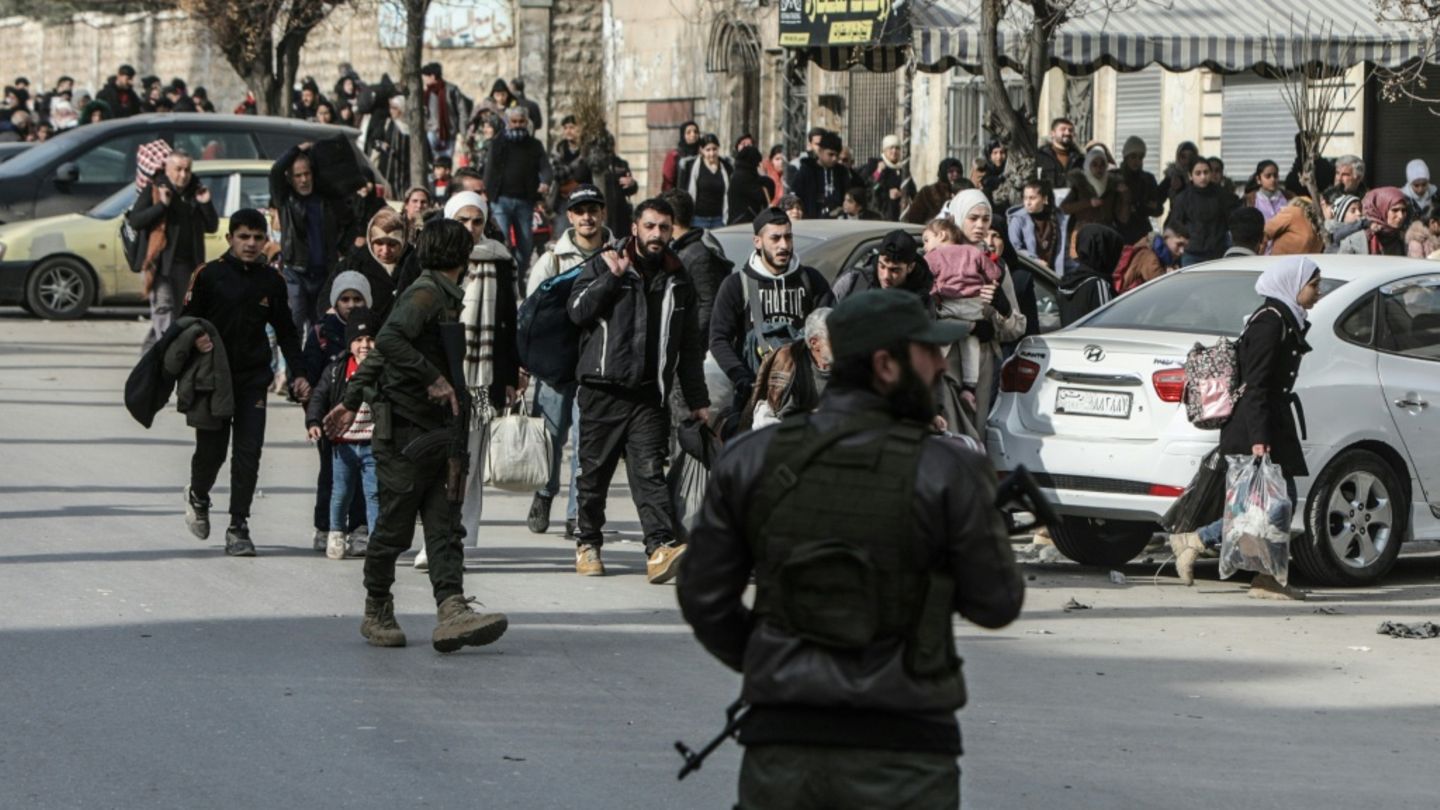 Menschen fliehen aus dem kurdischen Viertel Aschrafijeh