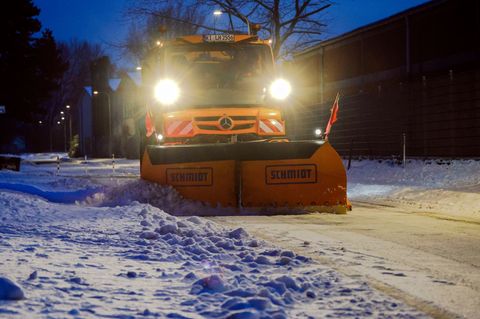 Sollte es zu starkem Schneefall kommen, kann das nach Angaben der Nahverkehrsgesellschaft Schleswig-Holstein zu Ausfällen und Ei