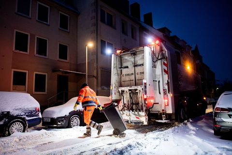 Der Wintereinbruch bringt in Niedersachsen den Alltag teils durcheinander – auch bei der Müllabfuhr. (Archivbild) Foto: Hauke-Ch