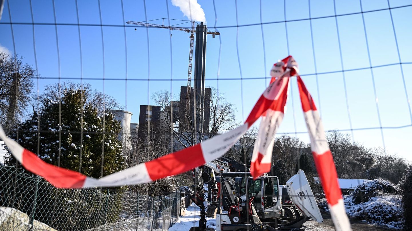 Ein Brandanschlag auf eine Kabelbrücke verursachte den Ausfall. Foto: Britta Pedersen/dpa