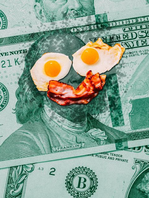 New York: Auf einer Dollar-Note liegen zwei Spiegeleier und ein Stück Bacon