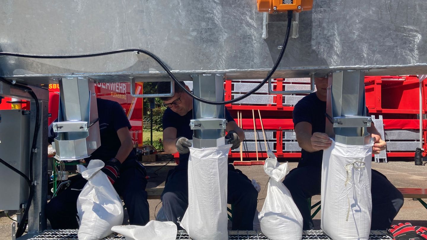 Anrainer sollten ihr Eigentum mittels Schotten, Sandsäcken und Pumpen vor dem Wasser schützen. (Archivbild) Foto: Birgitta von G