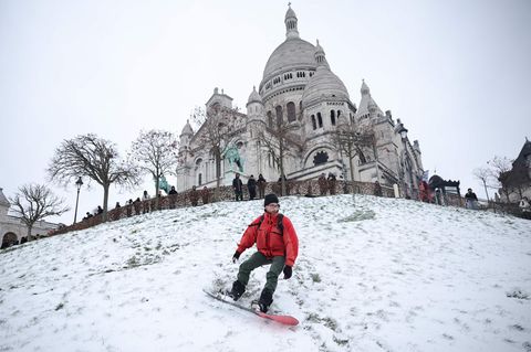 Ein schwerer Schneesturm hat die französische Hauptstadt getroffen und für erhebliche Beeinträchtigungen im Straßenverkehr gesorgt – aber auch für Freude. In der Nähe der Basilika Sacré-Cœur im Stadtteil Montmartre rutschen Menschen auf dem Schnee den Hügel hinunter. Dieser Mann nutzt ein Snowboard