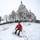 Ein schwerer Schneesturm hat die französische Hauptstadt getroffen und für erhebliche Beeinträchtigungen im Straßenverkehr gesorgt – aber auch für Freude. In der Nähe der Basilika Sacré-Cœur im Stadtteil Montmartre rutschen Menschen auf dem Schnee den Hügel hinunter. Dieser Mann nutzt ein Snowboard