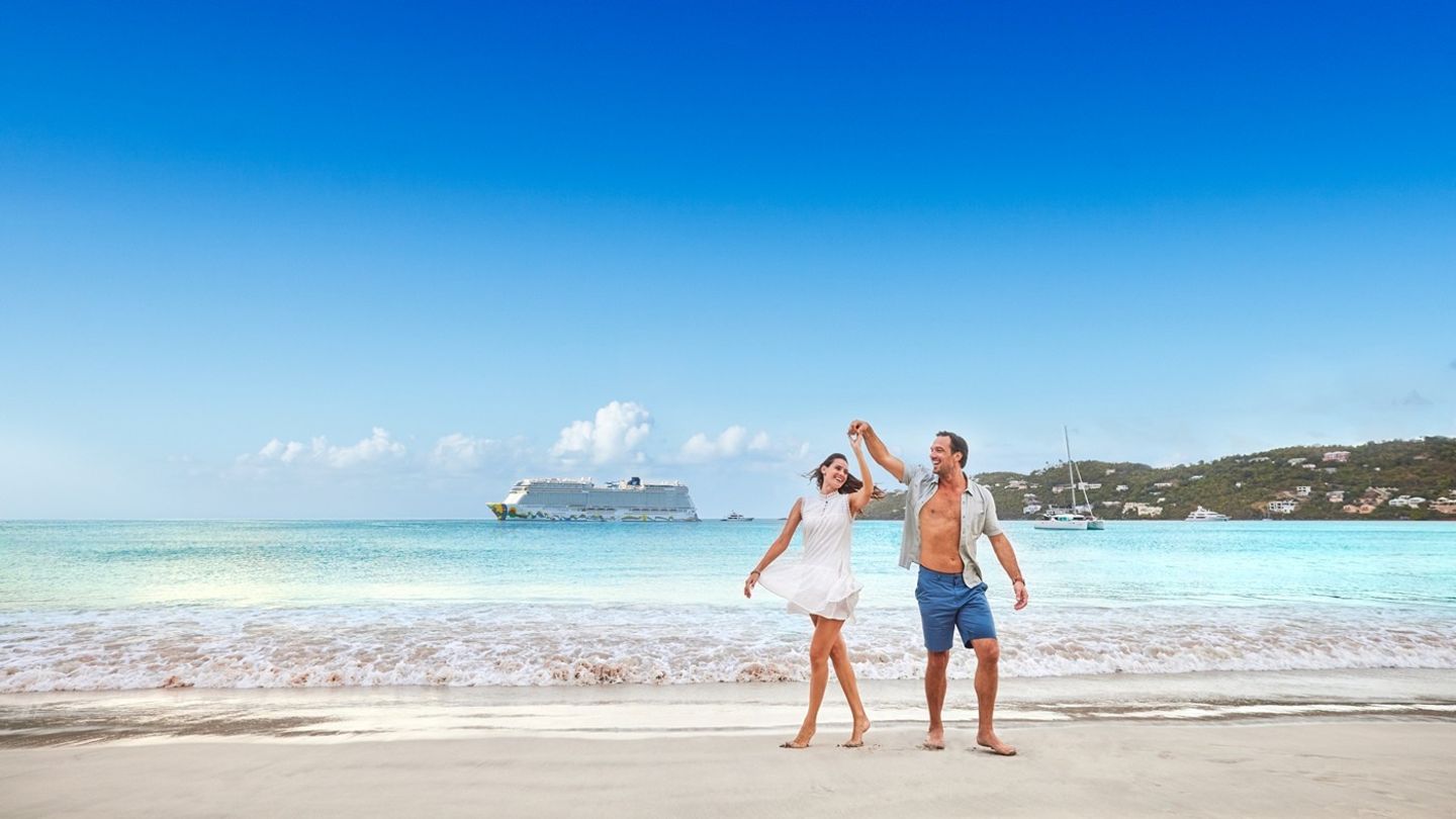 Glücksmomente am Meer: Auf den Kreuzfahrtrouten von NCL wird der Strand zur Kulisse für unvergessliche Augenblicke.