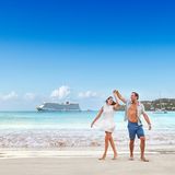 Glücksmomente am Meer: Auf den Kreuzfahrtrouten von NCL wird der Strand zur Kulisse für unvergessliche Augenblicke.