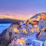 Griechenland bei Sonnenuntergang: Die NCL-Routen führen zu mediterranen Ikonen wie Santorin – perfekt für magische Abende an Land.
