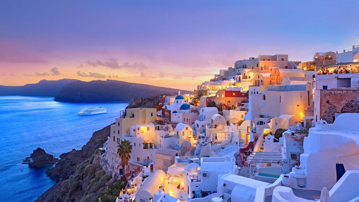 Griechenland bei Sonnenuntergang: Die NCL-Routen führen zu mediterranen Ikonen wie Santorin – perfekt für magische Abende an Land.