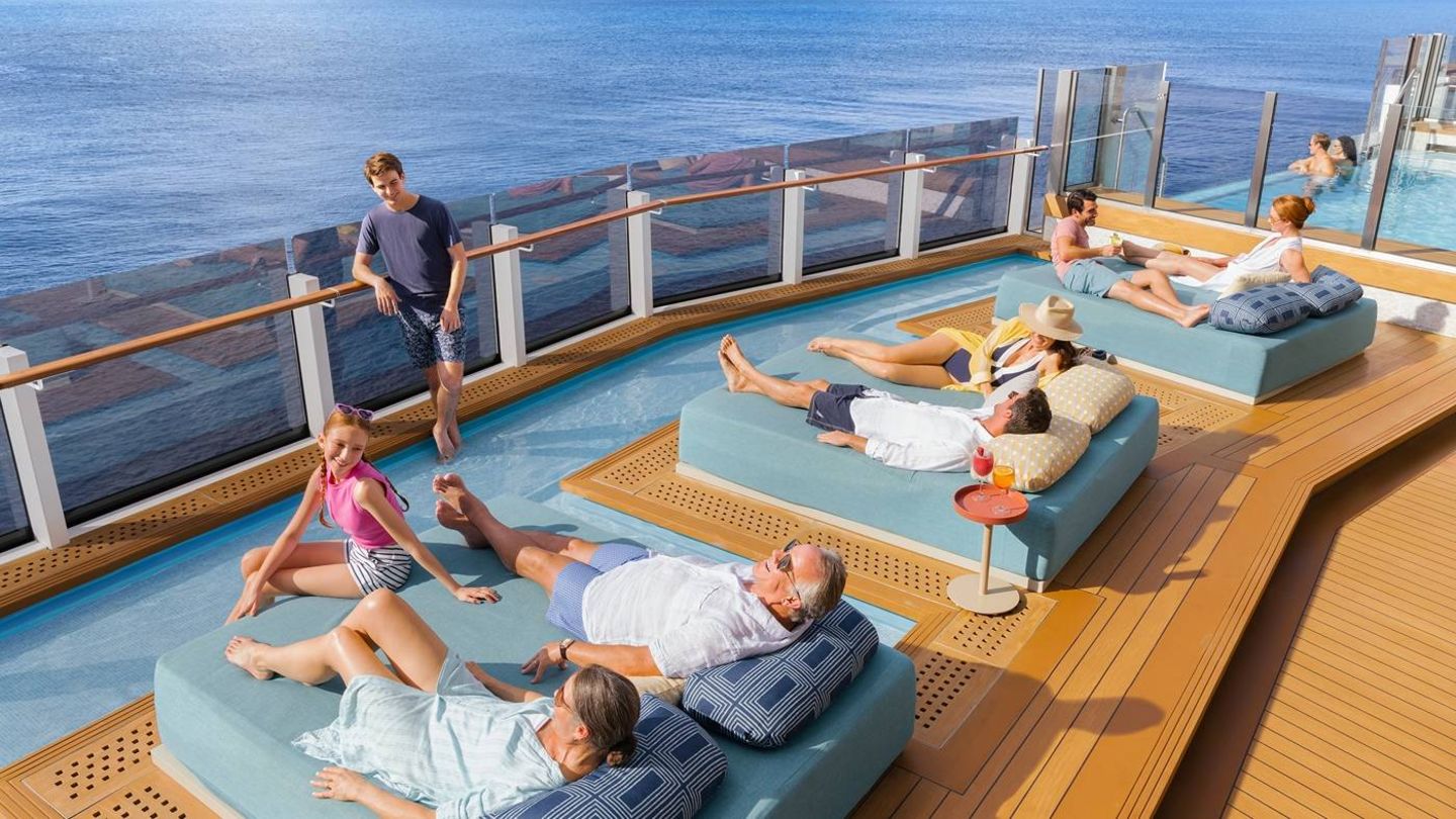 Relaxen auf hoher See: NCL bietet Erholung pur für Groß und Klein mit direktem Meerblick und in entspannter Lounge-Atmosphäre.