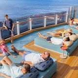 Relaxen auf hoher See: NCL bietet Erholung pur für Groß und Klein mit direktem Meerblick und in entspannter Lounge-Atmosphäre.