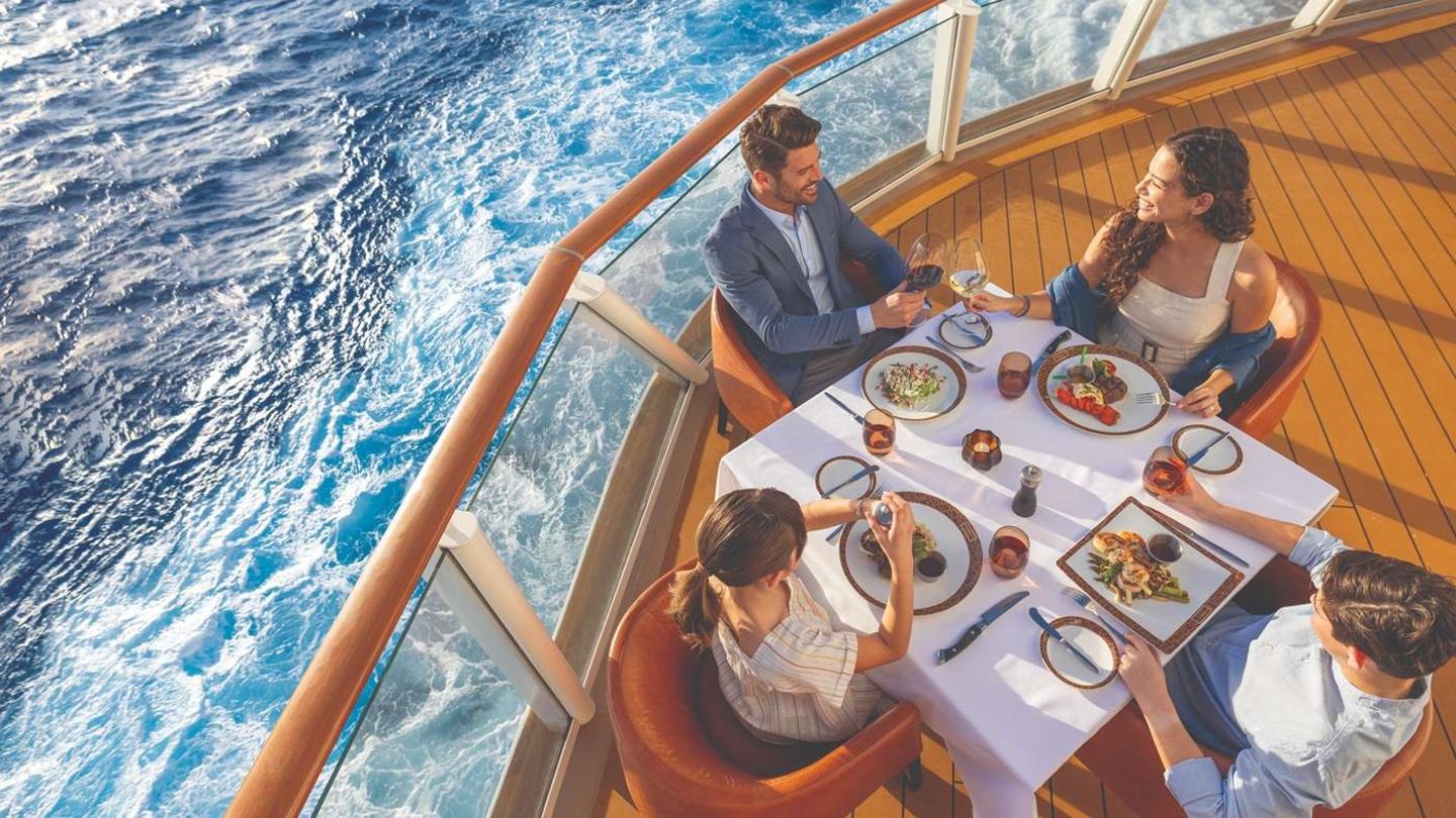 Kulinarik und Meerblick: An Bord von NCL wird jede Mahlzeit zum Erlebnis – mit internationalen Gerichten und entspannter Atmosphäre.