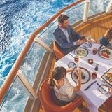 Kulinarik und Meerblick: An Bord von NCL wird jede Mahlzeit zum Erlebnis – mit internationalen Gerichten und entspannter Atmosphäre.