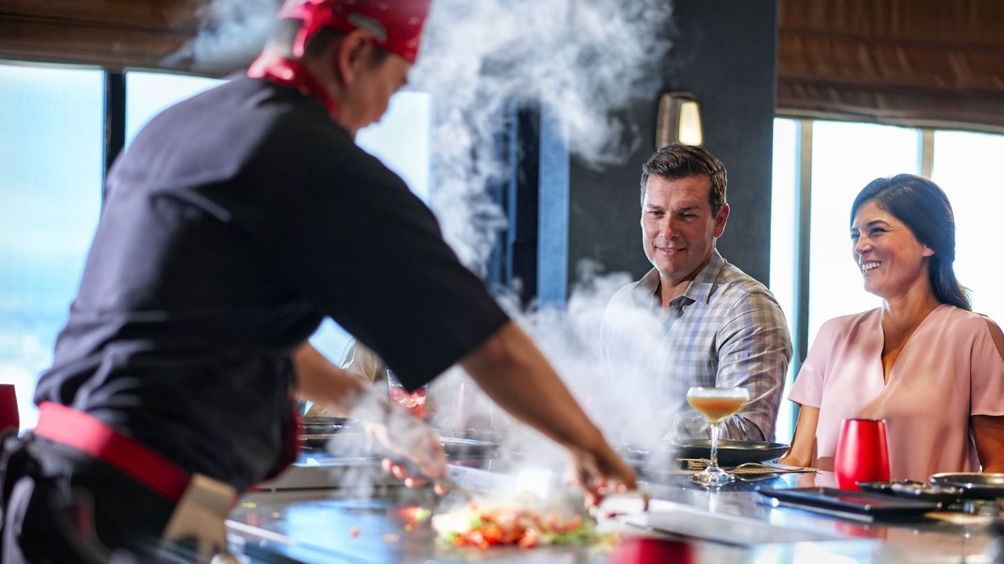 Showküchen und Live-Cooking: In den Spezialitätenrestaurants von NCL wird Genuss zum Erlebnis.