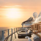 Sonnenuntergang über dem Meer: Auf dem exklusiven Sonnendeck „The Haven“ genießt man ihn mit maximalem Komfort.