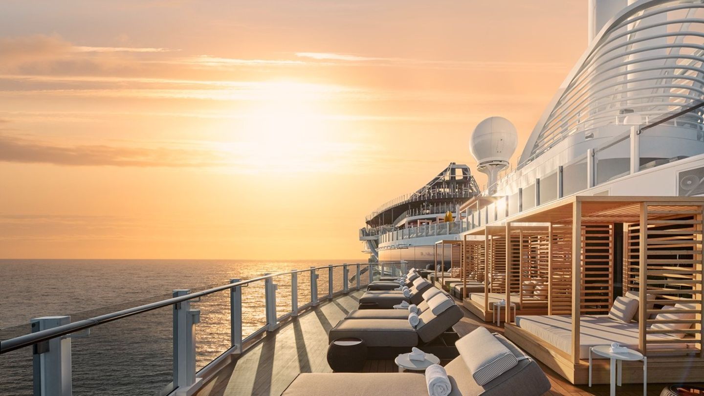 Sonnenuntergang über dem Meer: Auf dem exklusiven Sonnendeck „The Haven“ genießt man ihn mit maximalem Komfort.