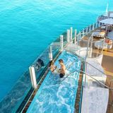Entspannen im Infinity-Whirlpool auf dem Ocean Boulevard bei NCL – mit Drinks, Sonne und spektakulärem Meerblick.