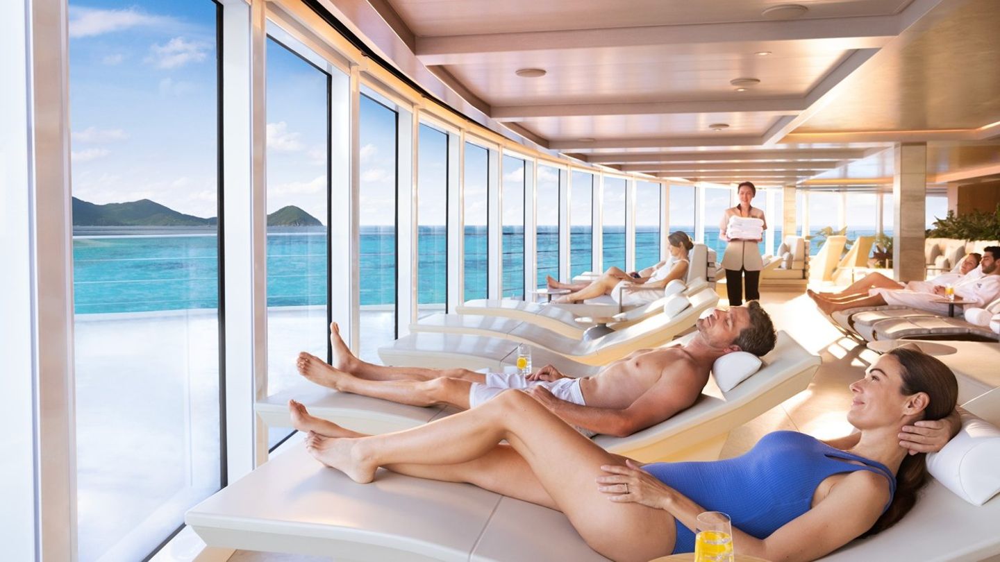 Auszeit mit Aussicht: Im „Mandara Spa“ genießen die Gäste beheizte Liegen, Panoramafenster und ganz viel Raum zum Durchatmen.