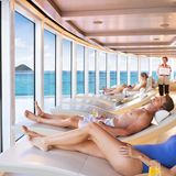 Auszeit mit Aussicht: Im „Mandara Spa“ genießen die Gäste beheizte Liegen, Panoramafenster und ganz viel Raum zum Durchatmen.