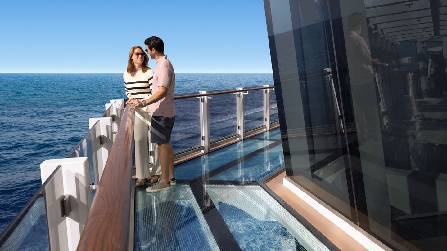 Atemberaubende Momente: Ein Spaziergang über dem Meer auf dem gläsernen Oceanwalk an Bord der Prima-Klasse ist unvergesslich.