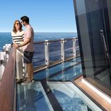 Atemberaubende Momente: Ein Spaziergang über dem Meer auf dem gläsernen Oceanwalk an Bord der Prima-Klasse ist unvergesslich.