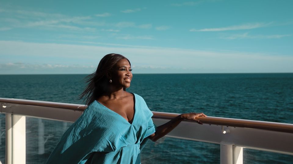 Motsi Mabuse genießt die Kreuzfahrten mit NCL in vollen Zügen – vor allen Dingen die Freiräume und den Weitblick … 