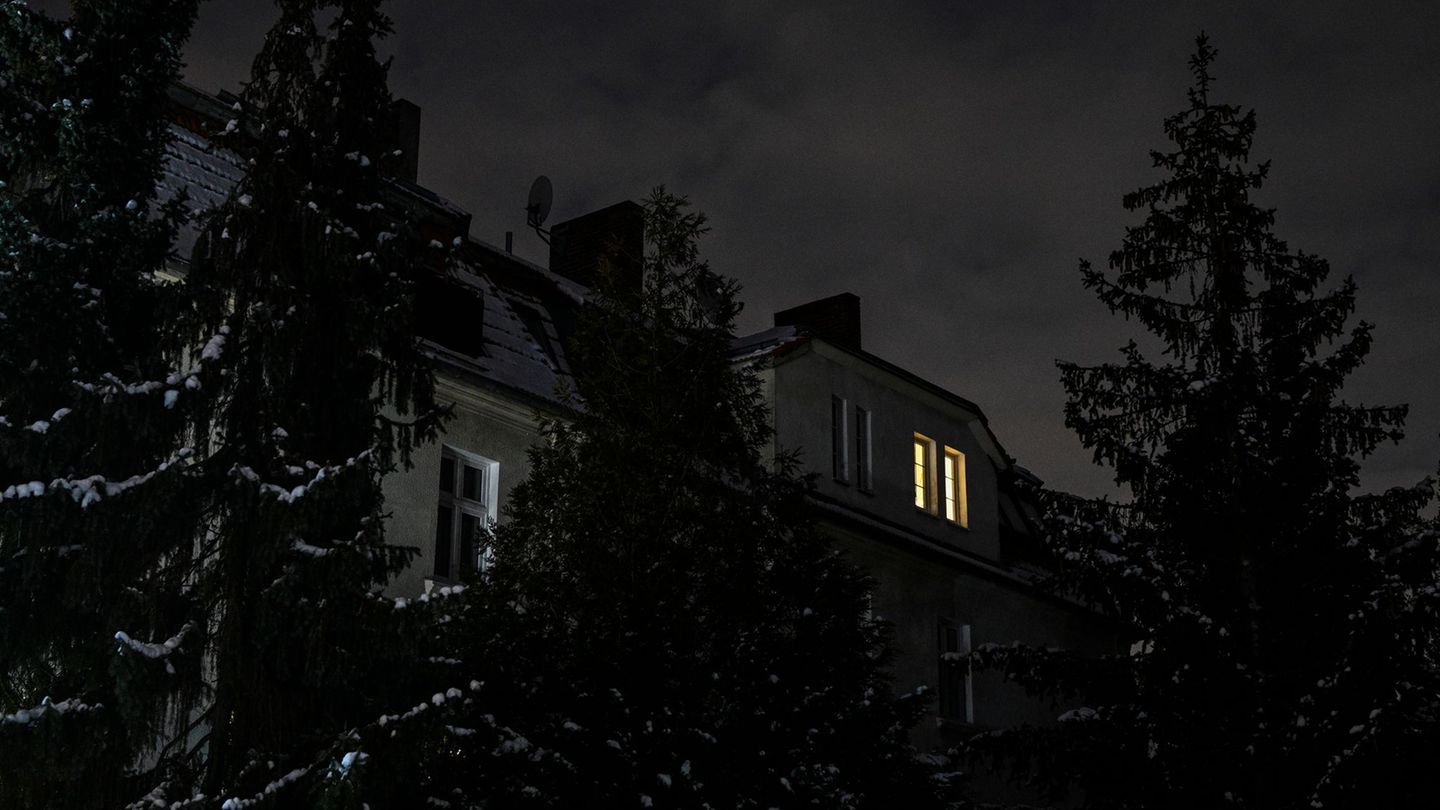 In der Folge des mutmaßlich linksextremistisch motivierten Brandanschlags waren am Samstagmorgen zunächst 45.000 Haushalte und 2