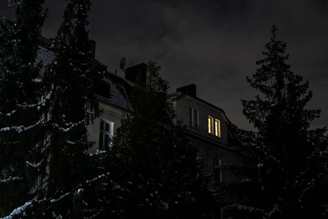 In der Folge des mutmaßlich linksextremistisch motivierten Brandanschlags waren am Samstagmorgen zunächst 45.000 Haushalte und 2