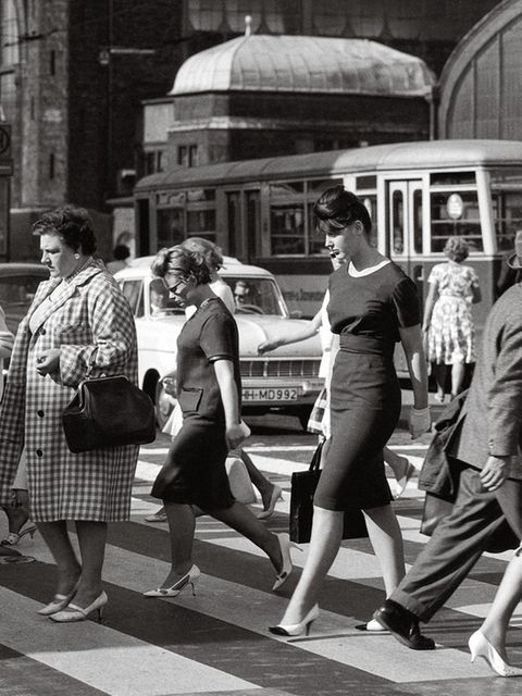 Menschen kreuzen einen Zebrastreifen